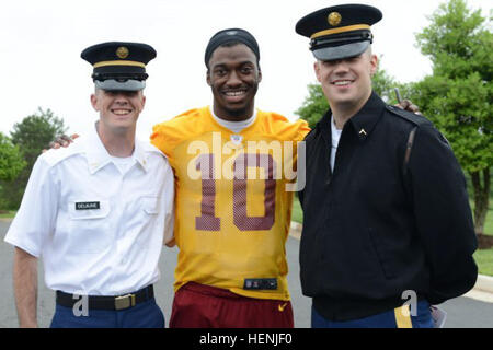 (Da sinistra a destra) Pvt. Clayton J. Delaune, da Denham Springs, La., e una parte di 289a Polizia Militare Company, Robert Griffin III, Washington Redskins quarterback e Pvt. John C. Mulloy, Midland, Mich e una parte del terzo U.S. Reggimento di Fanteria (la vecchia guardia) stand per una foto durante un evento di outreach ospitato da Washington Redskins Charitable Foundation a loro training camp in Ashburn (Virginia), 29 maggio 2014. Robert Griffin III il 29 maggio 2014 Foto Stock