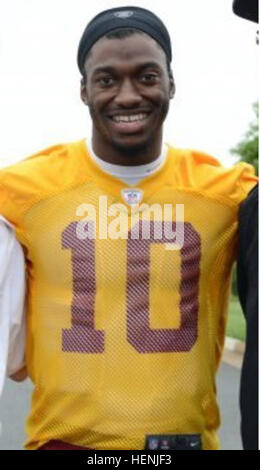 (Da sinistra a destra) Pvt. Clayton J. Delaune, da Denham Springs, La., e una parte di 289a Polizia Militare Company, Robert Griffin III, Washington Redskins quarterback e Pvt. John C. Mulloy, Midland, Mich e una parte del terzo U.S. Reggimento di Fanteria (la vecchia guardia) stand per una foto durante un evento di outreach ospitato da Washington Redskins Charitable Foundation a loro training camp in Ashburn (Virginia), 29 maggio 2014. Robert Griffin III 29 maggio 2014 ritagliato Foto Stock