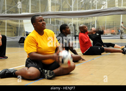 Sgt. Monica Southall, pensionati, da Suffolk, Va. ottiene pronto a servire durante la seduta pratica di pallavolo per il 2014 U.S. Esercito prove del guerriero, West Point, N.Y. L'esercito prove, 15-19 giugno, evidenziare più di 100 Esercito, Marina e Air Force atleti impegnati nel tiro con l'arco, ciclismo, tiro, seduta pallavolo, piscina, pista e sul campo e basket in carrozzella. L'esercito 2014 prove del guerriero, ospitato dal governo degli STATI UNITI Esercito di transizione guerriero comando, contribuire a determinare quale esercito atleti competere su Team esercito durante il 2014 Giochi guerriero slated per sett. 28-Ott. 4, Colorado Springs, Colo. (U.S. Esercito Foto Stock