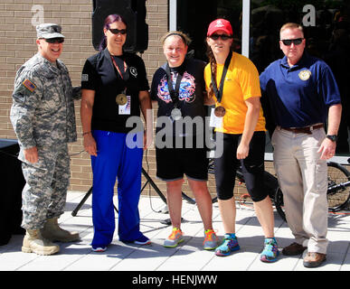 Da sinistra: comando Sgt. Il Mag. Mathew Brady, guerriero comando di transizione, medaglia d'oro U.S. Air Force veterano, il Mag. Jennifer Kyseth da Sumter, S.C., medaglia d'argento Spc. Amanda Lyle-Stone, guerriero unità di transizione, Fort Campbell, Ky., medaglia di bronzo vincitore Sgt. Jessica Brennan, guerriero unità di transizione, Fort Gordon, Georgia, e Thomas Webb, Sostituto del comandante, guerriero comando di transizione, orgogliosamente stand per l'opportunità di scattare foto durante il 2014 U.S. Esercito prove guerriero donna bicicletta reclinata evento premiazione presso l'Accademia Militare degli Stati Uniti scuola preparatoria, 15 giugno 2014. Foto Stock