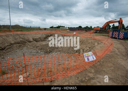 Vista di un secondario ex jet fuel sito di storage come appaltatori belgi scava nelle zone circostanti vecchi siti di stoccaggio di carburante su Wingene Base di aria al fine di rimuovere, test e se necessario, decontaminare il suolo in Wingene, Belgio, 20 giugno 2014. Il lavoro è coordinato tra il corpo degli ingegneri, la Divisione Ambientale, Dipartimento di opere pubbliche, United States Army Garrison Benelux, e il ministero della difesa belga. (U.S. Esercito foto di Visual Information Specialist Pierre-Etienne Courtejoie-Released) POL decontaminazione USAG Benelux 140620-A-BD610-020 Foto Stock