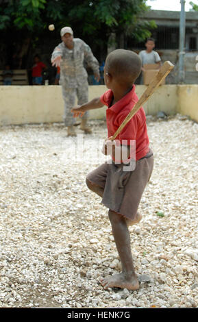 Stati Uniti Esercito il Mag. James Nelson, 71st Theatre informazioni gruppo Operations, lanci un nastro palla a un locale dominicana boy vicino al sito di un nuovo militari USA-costruito ambulatorio di Vicente Noble, Repubblica Dominicana, 21 giugno. La clinica è stato uno dei tre costruita durante i tre mesi di militare congiunta esercizio umanitaria, che comprendeva anche la costruzione di nuove aule a La Guazara e Pescaderia e gratuito servizi medici in ospedali locali. Repubblica Dominicana di quinta brigata di fanteria, di stanza a Barahona, e il 1 ° brigata di fanteria, di stanza a Santo Domingo, nonché rappresentanti militari di C Foto Stock