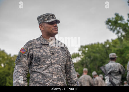 Il personale Sgt. Francisco Vargas, un motore sergente e leader di squadra assegnato al 113Medical distacco combattere il controllo dello stress rilassa dopo aver completato la terra corso di navigazione a 2014 U.S. La riserva di esercito guerriero migliore concorrenza, Giugno 23. Vargas, un ex marine, rappresenta la 807th Medical comando. (U.S. Esercito foto di Sgt. 1. Classe Mark Burrell) Notte Navigazione terrestre 2014 USARC BWC 140624-A-GX923-111 Foto Stock