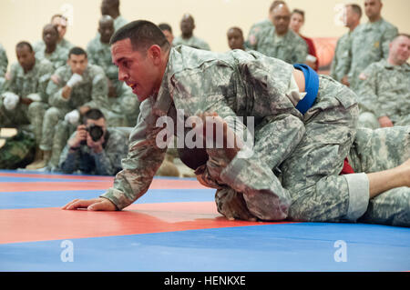 Sgt. Julio Lopez,che rappresentano la prima missione di comando supporto e nativo da Guaynabo, Puerto Rico, prende il controllo sul suo ultimo round durante il torneo combattivo al 2014 U.S. La riserva di esercito di concorrenza a base comuneGuire-Dix Mc-Lakerhurst, New Jersey, Giugno 26. 2014 US Army riserva guerriero migliore concorrenza 140626-A-TY714-217 Foto Stock