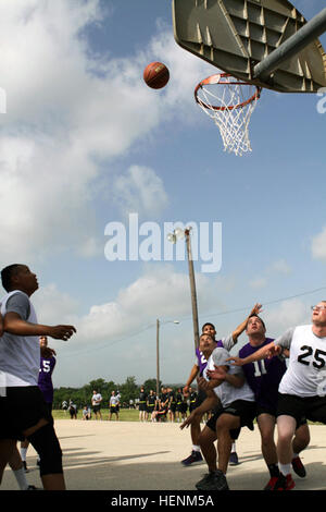 Troopers scatola ogni altro fuori nel tentativo di recuperare un rimbalzo durante un gioco competitivo del basket durante il 'Warrior sfida' di Fort Hood in Texas, 30 giugno. Soldati con il terzo assalto battaglione di elicottero, 1° aria brigata di cavalleria, 1a divisione di cavalleria, preso il primo nel torneo di basket. (U.S. Esercito foto di Spc. Selvyana Teng-Soeyono, 1° ACB PAO, 1° Cav. Div.) aria Cav esegue prima %%%%%%%%E2%%%%%%%%80%%%%%%%%98guerriero sfida%%%%%%%%E2%%%%%%%%80%%%%%%%%99 140630-A-WD324-003 Foto Stock