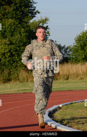 Stati Uniti Army Sgt. Bradley Zink, CON GLI STATI UNITI Army Garrison Benelux, finisce un giro di pista durante il miglior guerriero esercita su di Wingene Air Base, Belgio, 1 luglio 2014 (U.S. Esercito foto di Visual Information Specialist Pascal Demeuldre-Released) migliore esercizio del guerriero, USAG Benelux 140701-A-RX599-040 Foto Stock