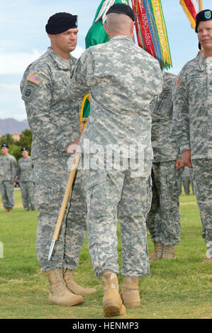 Revisione di officer per la 93Polizia Militare del battaglione del cambiamento di comando e modificare le competenze cerimonia, Col. Robert N. Dillon ufficialmente assegna la 93a in arrivo il Tenente Comandante Col. Jeremy R. Wilingham, Fort Bliss, Texas, 16 luglio. (U.S. Esercito foto di Sgt. James Avery) 93Polizia Militare Battaglione cambiamento di comando e il cambio di responsabilità 140716-A-FJ979-170 Foto Stock