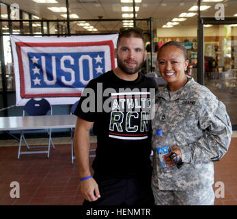 Army Sgt. 1. Classe Melissa nero, sottufficiale in carica della Joint Task Force Guantanamo congiunto del Visitatore del Bureau pone con Ultimate Fighting Championship Fighter Jeremy Stephens, intaccata denominata "Lil nazioni al di fuori della Marina Militare Exchange Atrium, sabato. Lui ed il compagno di Mixed Martial Arts fighter, Tim 'psico' Gorman, ha viaggiato a GTMO sul loro primo uso tour. UFC Fighters visita Guantanamo 140719-A-UC781-621 Foto Stock