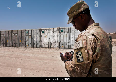 Pfc dell'esercito. Benvenuto di job, un Eustis, Fla., nativo, trasporto a motore operatore assegnato alla 96Transportation Company, 142th lottare contro il supporto del battaglione di supporto, decimo supporto brigata, rimanenze deposito refrigerato unità della classe I cantiere al Camp Leatherneck Luglio 22. Le operazioni quotidiane dei soldati che lavorano in cantiere consistono di scortare i carrelli contenenti le razioni dall'ingresso del punto di controllo al cantiere, download, inventariare e fissando le razioni. (Foto di U.S. Army Sgt. Michael K. bocchetta, decimo supporto Brigata Affari pubblici NCO)(rilasciato) Classe I degli inventari Foto Stock