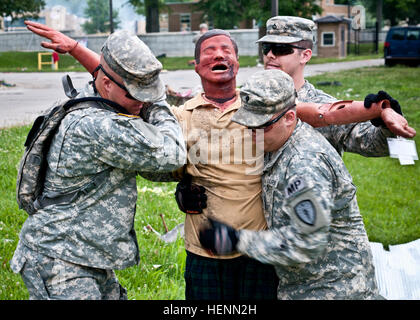 Sgt. Tyler Hagan, SPC. Zachary Rudolph, e PFC. Larry Litton, poliziotti militari con i 384 militari di polizia, società indiana Guardia Nazionale Response Force, fuori di Bloomington, ind. Effettuare la simulazione di una persona infortunata a una ambulanza Luglio 23 durante la risposta vivace '14 qui. VR 14 è un esercizio in cui circa 5.000 membri del servizio e i civili da parte dei militari e di altri enti statali e federali in tutto il paese sono la formazione per rispondere a un catastrofico incidente domestico. Non prendere un dummy per dare una mano 140723-A-UQ901-770 Foto Stock