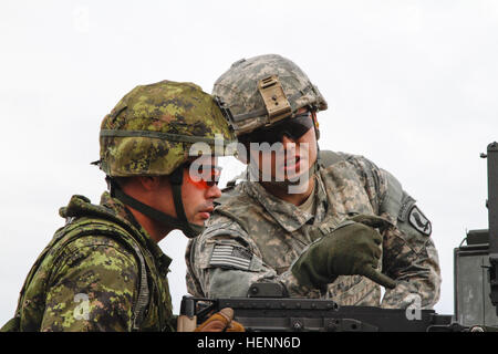 Pfc. Michael Nixon del 2° Battaglione, 503rd Reggimento di Fanteria, 173rd Brigata Aerea e un nativo di Pensacola, Fla., mostra un soldato canadese dal 3° Battaglione, Royal Canadian reggimento che la M2 0,50 Caliber machine gun è privo di qualsiasi munizioni presso la gamma Mileno vicino a Drawsko Pomorskie, Polonia, 25 luglio. Gli Stati Uniti Esercito è la formazione con la sua lucidatura e omologhi canadesi per costruire un rapporto di fiducia e di sostenere l'interoperabilità a sostegno del funzionamento Atlantic risolvere. (U.S. Esercito Foto di Sgt. 1. Classe Adam pietra/RILASCIATO) NATO paracadutisti guadagnare la fiducia su mitragliatrici 140725-A-XD571-376 Foto Stock