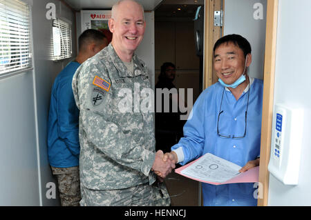 Brig. Gen. Alan L. stolte, il comandante generale dell'352 gli affari civili comando, Fort Meade, Md., posa per una foto con il Mag. Michael W. Choe, un dentista con il 3274th U.S. Ospedale militare di Fort Bragg, N.C., durante il suo tour dell'impianto dentale a Brinkley, Ark. La clinica gratuita era uno dei sei il 3274th USAH istituito e gestito in Oriente Arkansas. (U.S. Foto dell'esercito da Staff Sgt. Neil W. McCabe/RILASCIATO) stolte, Rocca tour civile-l'addestramento militare in Oriente Arkansas 140730-A-VQ285-243 Foto Stock