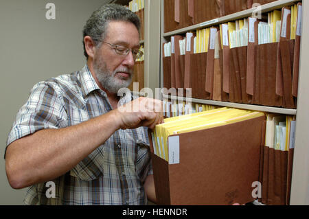 Gary Davis, normative ufficiali alla U.S. Esercito di ingegneri Nashville distretto occidentale campo normativo ufficio in Decatur, Ala, cerca i file in ufficio Luglio 29, 2014. (USACE foto di Leon Roberts) stessa missione, differenti spazi di lavoro per la regolamentazione occidentale Field Office 140729-A-EO110-001 Foto Stock