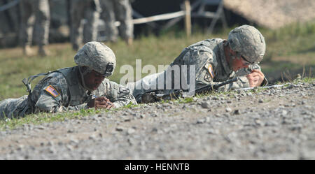 Esperto di badge di fanteria candidati assegnati a seconda dei vigili del Team di combattimento, decimo Montagna divisione (LI), Fort Drum, N.Y., contrassegnare un punto noto su una mappa militare durante il giorno la terra test di navigazione, e il agosto 4. 2BCT Fanteria rispetta la tradizione, fanti guadagnare bei 140804-A-XX999-001 Foto Stock