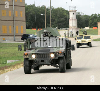 Humvees personale con i soldati della 370ª Chemical Company fuori di Fort Worth, Texas rotolo su una scena di un eventuale attacco chimico durante un rilevamento chimico esercizio qui durante il Drago Rosso 14. Drago Rosso 2014 140818-A-RJ477-498 Foto Stock