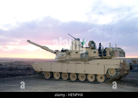 Come la luce del giorno finale cade al di fuori dell'orizzonte, un Abrams M1A2 Sistema pacchetto avanzato (SEP) serbatoio si trova pronto per il suo equipaggio per iniziare night live-formazione antincendio per il 3° Battaglione, 116Heavy Brigade Combat Team, durante l'unità di formazione annuale al The Orchard Training Center vicino a Boise, Idaho, Agosto 21. In tutto più di 500 Oregon Esercito Nazionale soldati di guardia addestrato per due settimane a OTC, dove comandanti valutata l'unico Combat Readiness di ciascuna unità. (U.S. Foto dell'esercito da 1 Sgt. Kevin Hartman, 115 Mobile degli affari pubblici distacco, Oregon esercito nazionale Guard) giornata termina come serbatoio live-fuoco comincia 1 Foto Stock