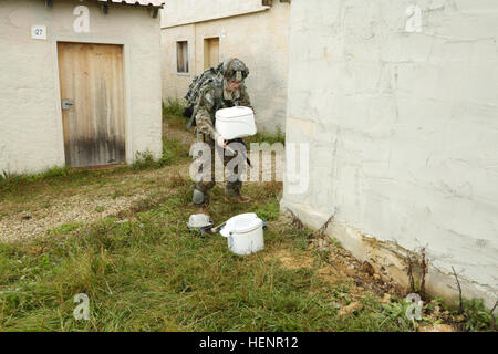 Un U.S. Soldato della società Alfa, 1° Battaglione (airborne), 503rd Reggimento di Fanteria, 173rd Airborne Brigade raccoglie finti esplosivi improvvisati materiali del dispositivo durante la fase di allenamento esercizio Saber Junction 2014 presso la multinazionale comune disponibilità centro in Hohenfels, Germania, il 29 agosto 2014. Giunzione di Saber 2014 prepara U.S., gli alleati della NATO e della sicurezza europea ai partner di condotta unificata operazioni terrestri attraverso la combinazione simultanea di offensiva e difensiva e operazioni di stabilità appropriati per la missione e l'ambiente. Ulteriori informazioni su Saber Junction 2014 può essere trovato a h Foto Stock