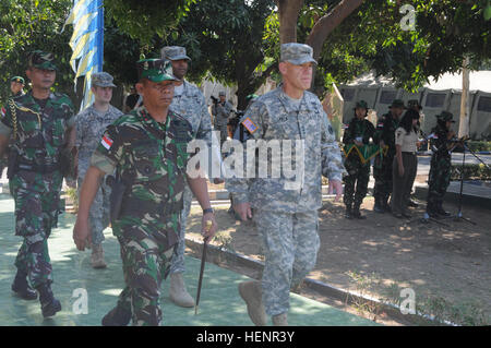 Stati Uniti Esercito Lt. Gen. Stephen Lanza, a destra il comandante generale del mio corpo, e l'esercito indonesiano Il Mag. Gen. Bambang Hariyanto, il comandante della seconda Kostrad divisione di fanteria, Tentara Nasional Indonesia spostare per la sfilata di stand all'inizio della cerimonia di apertura del 8° Annuale scudo Garuda 14 Esercizio presso la parata di quadrati Dodiklatpur, Asum Bagus, Indonesia, Sett. 1, 2014. Garuda Shield è un regolarmente pianificate esercizio bilaterale sponsorizzato da U.S. Pacifico esercito e ospitato annualmente da Tentara Nasional Indonesia a promuovere la sicurezza regionale e la cooperazione. (U.S. Esercito foto di Sgt. B Foto Stock