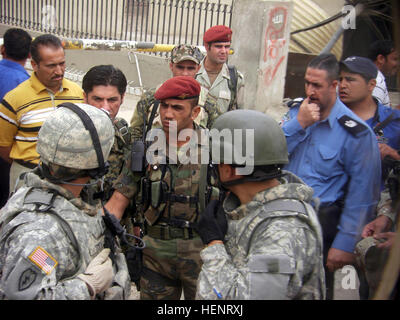 Il cap. Phillip Smith, nativo di Kansas City, Missouri, e delegato assegnato alla batteria B 'Bulldog,' 2° Battaglione, undicesimo campo Reggimento di Artiglieria 'sul tempo," seconda Stryker Brigade Combat Team 'Warrior", XXV divisione di fanteria, Divisione multinazionale - Bagdad, parlare con esercito iracheno soldati e poliziotti iracheni su un embedded provincial reconstruction team attaccato al 2° SBCT escort a Bagdad il 29 aprile 2008. I Bulldogs sono stati annunciati come il 2008 vincitori del Henry A. Knox award, riconoscendo loro il miglior servizio attivo della batteria di artiglieria nell'esercito. Bulldog mostrano diversità, win t Foto Stock