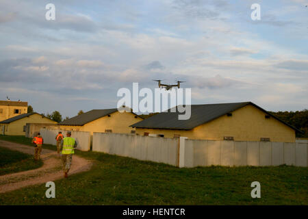 Una MV-22B Osprey proviene in per un atterraggio portando in operazioni speciali dai soldati durante il Jackal Stone 2014 esercizio. I soldati è venuto dal 1-10 delle forze speciali Gruppo (Airborne) fuori di Stoccarda, Germania, nonché esercito britannico, Esercito Polacco e finlandese soldati dell esercito. Una porzione dell'esercizio era condotta a Wiesbaden supporto di formazione del Centro operazioni urbano sito al Mainz-Finthen Local Area Formazione. L'esercizio Jackal Stone è un U.S. Il Comando Operazioni Speciali Europa-led esercizio che sostiene e migliora la stabilita professional di strutture militari e relazioni costruisce ne Foto Stock