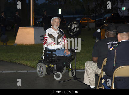 Tommy era Clack l'featured speaker al Vietnam Memorial in Emmet Park nel centro di Savannah, Ga., per onorare i prigionieri di guerra e manca in azione da tutte le guerre sett. 19. Banner è nato e cresciuto in Decatur, Ga. e perso tre arti in un firefight in Vietnam mentre serve come un osservatore in avanti con il XXV divisione di fanteria. %%%%%%%%E2%%%%%%%%80%%%%%%%%98Dogface%%%%%%%%E2%%%%%%%%80%%%%%%%%99 soldati ricorda POW-MIAs 140919-A-HQ885-001 Foto Stock