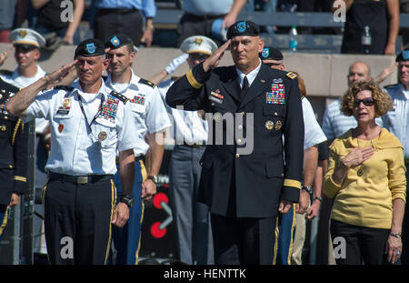 Soprintendente per gli Stati Uniti Accademia Militare di West Point Lt. Gen. Robert L. Caslen, Jr., sinistra, U.S. Capo di Stato Maggiore dell Esercito gen. Ray odierno, centrale e la Sig.ra Linda odierno, destra, eseguire il rendering di un saluto durante la riproduzione di un inno nazionale prima dell'inizio dell'esercito vs. Yale partita di calcio in New Haven, Connecticut, Sett. 27, 2014. (U.S. Foto dell'esercito da Staff Sgt. Mikki L. Sprenkle/RILASCIATO) esercito vs. Yale 140927-A-KH856-413 Foto Stock