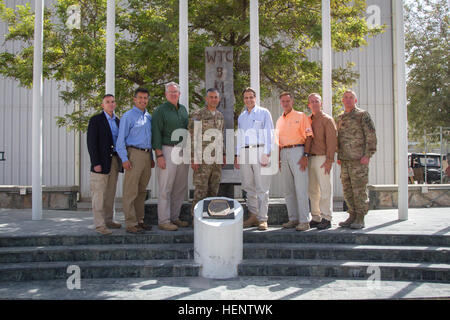 Govs. Andrew Cuomo, New York, William 'Bill' Haslam, Tennessee, Jay Nixon, Missouri, Brian Sandoval, Nevada, sottosegretario dell'esercito Brad Carson e il dottor Brodi Kotila viaggiato in Afghanistan per visitare con servizio distribuito ai membri a Bagram Air Field, Afghanistan, Sett. 28, 2014. Durante la loro visita hanno incontrato Command-East regionale comandante il Mag. Gen. Stephen Townsend e il comando Sgt. Il Mag. Ray Lewis, si sono incontrati con i loro rispettivi costituenti e girato BAF retrosort del cantiere. (U.S. Foto dell'esercito da Master Sgt. Kap Kim, Combined Joint Task Force-10 Affari pubblici) (rilasciato) GOVDEL Cuomo visite Afg Foto Stock