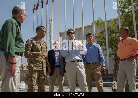 Govs. Andrew Cuomo, New York, William 'Bill' Haslam, Tennessee, Jay Nixon, Missouri, Brian Sandoval, Nevada, sottosegretario dell'esercito Brad Carson e il dottor Brodi Kotila viaggiato in Afghanistan per visitare con servizio distribuito ai membri a Bagram Air Field, Afghanistan, Sett. 28, 2014. Durante la loro visita hanno incontrato Command-East regionale comandante il Mag. Gen. Stephen Townsend e il comando Sgt. Il Mag. Ray Lewis, si sono incontrati con i loro rispettivi costituenti e girato BAF retrosort del cantiere. (U.S. Foto dell'esercito da Master Sgt. Kap Kim, Combined Joint Task Force-10 Affari pubblici) (rilasciato) GOVDEL Cuomo visite Afg Foto Stock