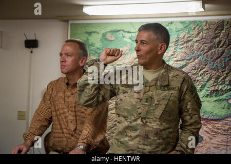 Combined Joint Task Force-10 comandante il Mag. Gen. Stephen Townsend (a destra) e l'esercito Sottosegretario Brad Carson breve visita i governatori e i loro costituenti durante un pranzo a Bagram Air Field, Afghanistan, Sett. 28, 2014. Govs. Andrew Cuomo, New York, William 'Bill' Haslam, Tennessee, Jay Nixon, Mo., Brian Sandoval, N.V., Sotto Segretario dell'esercito Brad Carson, Dr. Brodi Kotila, si è recato in Afghanistan per visitare con implementati i membri del servizio. (U.S. Foto dell'esercito da Master Sgt. Kap Kim, Combined Joint Task Force-10 Affari pubblici) (rilasciato) GOVDEL Cuomo visite Afghanistan 140928-A-DS387-067 Foto Stock