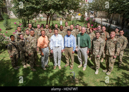 Govs. Andrew Cuomo, New York, William 'Bill' Haslam, Tennessee, Jay Nixon, Missouri, Brian Sandoval, Nevada, Sotto Segretario dell'esercito Brad Carson, Dr. Brodi Kotila, si è recato in Afghanistan per visitare con servizio distribuito ai membri a Bagram Air Field, Afghanistan, Sett. 28, 2014. Durante la loro visita hanno incontrato Command-East regionale comandante il Mag. Gen. Stephen Townsend e il comando Sgt. Il Mag. Ray Lewis, si sono incontrati con i loro rispettivi costituenti e girato BAF retrosort del cantiere. (U.S. Foto dell'esercito da Master Sgt. Kap Kim, Combined Joint Task Force-10 Affari pubblici) (rilasciato) GOVDEL Cuomo visite Afgh Foto Stock