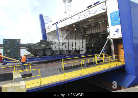 Bradley veicoli da combattimento, Strykers, Humvees, personale blindato vettori, HEMTT camion di carburante e altri Stati Uniti Esercito veicoli tattici sono stati scaricati qui e trasferiti alle linee ferroviarie sett. 30 - 1 ottobre per il trasporto a posizioni intorno al Baltico nazioni come parte di esercitazioni congiunte tra il Texas-base 1° Brigata Team di combattimento, 1° Divisione di cavalleria, e le nazioni ospitanti di Estonia, Lettonia e Lituania. Gli Stati Uniti Esercito Europa-Atlantico led risolvere, una multinazionale bracci combinato esercizio che coinvolge il primo TDB, 1a divisione di cavalleria, e nazioni ospitanti, avviene in tutta l'Estonia, la Lettonia e la Lituania e Foto Stock