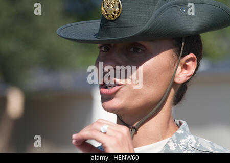 Il personale Sgt. Ambra Jones, un trapano sergente leader presso l'U.S. Trapano esercito sergente School a Fort Jackson, S.C. Osserva pazientemente come un trapano sergente candidato ora nella sua seconda settimana dei passi di formazione di un modulo sul modo corretto di eseguire la "posizione di attenzione." Jones, un soldato AGR con l'esercito di riserva, è stato sul sentiero per un totale di quattro anni, con due di quelle proveniente nella sua posizione corrente come praticare il sergente leader. I soldati che serve a praticare il sergente scuola sono raccolte a mano da parte di un gruppo selezionato di noncommissioned ufficiali e sono incaricati di preparare le truppe dell'esercito elite per Foto Stock