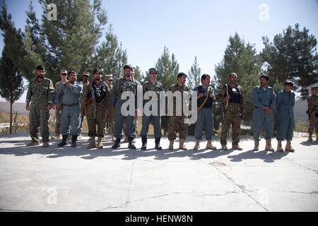 Soldati e aviatori si riuniscono per la polizia nazionale afgana al governatore di sicurezza personale distacco formale cerimonia di laurea, sept19, 2011, avanti operanti Base Smart, Afghanistan. L ANP sono pronti a ricevere i loro certificati per completare la scuola. (Foto: Spc. Crystal Davis) del Governatore di sicurezza personale graduazione di stacco 110919-A-ZW327-004 Foto Stock