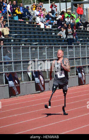 Pensionati Marine Cpl. Justin Gaertner da Tampa, Florida, compete in un 100 metri di gara durante il 2014 Warrior giochi in Colorado Springs, Colo. Gaertner, membro dell'U.S. Il Comando Operazioni Speciali (USSOCOM) team, anche gareggiato in udienza la pallavolo, il basket in carrozzella, mano-escursioni in bicicletta e di ulteriori via eventi durante i Giochi, dal 28 Sett Ott 4. Il Guerriero Giochi, fondata nel 2010, sono progettate per il supporto di guarigione e di recupero dei feriti e ammalati e feriti i membri del servizio e i veterani attraverso adaptive sports. Stati Uniti Special Operations Command team, guerriero Giochi 2014 141002-A-JJ202-901 Foto Stock