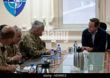 Primo Ministro britannico David Cameron (destra) parla con gli Stati Uniti Esercito il generale John F. Campbell, la forza internazionale di assistenza alla sicurezza commander, durante una tavola rotonda a Kabul International Airport Ott 3, 2014. Poiché i conflitti è iniziata nel 2001, le truppe britanniche sono state una parte vitale della missione NATO, distruggendo i rifugi sicuri i gruppi terroristici utilizzano per preparare attacchi. "Un Afghanistan libero da al-Qaida è nel nostro interesse nazionale così come l'Afghanistan," Cameron detto. "Ora, 13 anni più tardi, l'Afghanistan può e deve offrire la propria sicurezza." Dal Primo ministro britannico rende la sorpresa vi Foto Stock