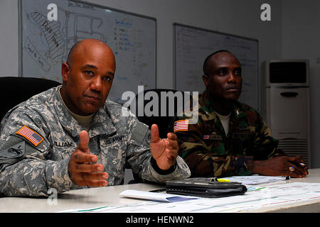 Il Mag. Gen. Darryl A. Williams (sinistra), U.S. Esercito comandante dell Africa e Briga. Gen. Daniel Dee Ziankahn, capo di stato maggiore delle forze armate della Liberia, impegnarsi in una discussione durante una operazione United Shield di prove di concetto breve a Monrovia, Liberia. Le forze armate della Liberia e il formato usa un comando combinato noto come regno scudo per costruire virus Ebola unità di trattamento come parte dell'operazione di assistenza unita. Gli Stati Uniti Agenzia per lo sviluppo internazionale è il lead U.S. Organizzazione di governo per il funzionamento Regno di assistenza. Stati Uniti Africa il comando è sostenere lo sforzo fornendo com Foto Stock