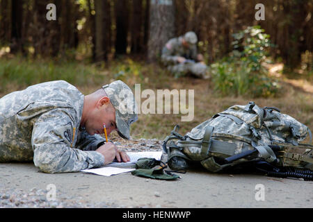 Stati Uniti Il personale dell'esercito Sgt. Adam bianco, che rappresenta gli Stati Uniti Pacifico esercito Comando, lotti di punti su una mappa durante la navigazione terrestre parte dell'annuale guerriero migliore concorrenza in Fort Lee, Virginia, il 9 ottobre, 2014. Il Funzionario Non-Commissioned fisiche, le capacità di leadership e competenze di pensiero critico sono messi alla prova per avere la possibilità di guadagnare il prestigioso esercito-wide il titolo di miglior guerriero. (U.S. Esercito foto di Spc. Alexandra Campo/RILASCIATO) U.S. Esercito guerriero migliore concorrenza - Navigazione terrestre 141009-A-RT803-029 Foto Stock