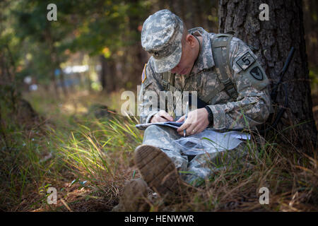 Stati Uniti Il personale dell'esercito Sgt. Kevin Hopson, che rappresentano il materiale theArmy comando, lotti di punti su una mappa durante la navigazione terrestre parte dell'annuale guerriero migliore concorrenza in Fort Lee, Virginia, il 9 ottobre, 2014. Il Funzionario Non-Commissioned fisiche, le capacità di leadership e competenze di pensiero critico sono messi alla prova per avere la possibilità di guadagnare il prestigioso esercito-wide il titolo di miglior guerriero. (U.S. Esercito foto di Spc. Alexandra Campo/RILASCIATO) U.S. Esercito guerriero migliore concorrenza - Navigazione terrestre 141009-A-RT803-034 Foto Stock