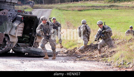 Smontare i soldati di fanteria con il secondo battaglione, dodicesimo reggimento di cavalleria, 1° Brigata Team di combattimento, 1° Divisione di cavalleria scendere da un M2A3 Bradley combattimenti durante il veicolo combinato di risolvere III Ottobre 12, 2014, in Grafenwoehr, Germania. (US Army foto rilasciata da Spc. Marcus Floyd/7 Mobile degli affari pubblici distacco) Squad live fire 141012-A-ji163-010 Foto Stock