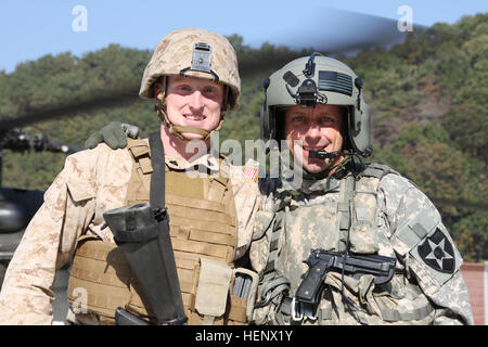 Cpl. Vincent H. vedere, un fante con la società C, 1° Battaglione, 3 marines e nativo di Wilmington in posa per una foto con il suo zio, Chief Warrant Officer 4 Shawn J. McLaughlin, un UH-60 Black Hawk manutenzione pilota di prova con la società B, secondo battaglione (assalto), 2° Reggimento di aviazione, 2a combattere la Brigata Aerea, seconda divisione di fanteria e nativo di Vancouver, Washington, su un telecomando pick up zona ott. 15, 2014 qui. Il duo ha avuto la possibilità di incontrare durante un combinato di air assault missione di formazione della Repubblica di Corea Marines di 9 società, ottantatreesimo Battaglione, 2° Divisione Marine. (U.S. Foto dell'esercito Foto Stock