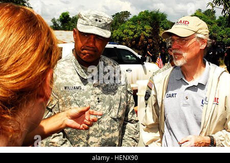 Il Mag. Gen Darryl A. Williams, ex comandante del Comando interforze - Funzionamento Regno assistenza, e Bill Berger, USAID assistenza di emergenza response team leader, parlare con un rappresentante dell'Organizzazione mondiale della sanità a lavorare presso la clinica Foya in Liberia. Gli Stati Uniti Agenzia per lo Sviluppo Internazionale (USAID) è alla guida del governo degli Stati Uniti per organizzazione funzionamento Regno di assistenza. Stati Uniti Africa il comando supportato lo sforzo fornendo il comando e il controllo della logistica e della formazione e attività di ingegneria per contenere il virus Ebola focolaio nella zona ovest di nazioni africane. (U.S. Army Africa foto di Sg Foto Stock