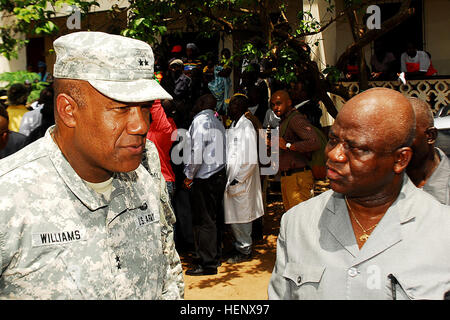 Il Mag. Gen Darryl A. Williams, ex comandante del Comando interforze - Funzionamento Regno Assistenza Assistenza parla con Liberia Ministro della difesa nazionale l'on. Brownie Samukai, durante un tour di un villaggio rurale in Liberia. Gli Stati Uniti Agenzia per lo Sviluppo Internazionale (USAID) è il lead U.S. Organizzazione di governo per il funzionamento Regno di assistenza. Stati Uniti Africa il comando supportato lo sforzo fornendo il comando e il controllo della logistica e della formazione e attività di ingegneria per contenere il virus Ebola focolaio nella zona ovest di nazioni africane. (U.S. Army Africa foto di Sgt. 1° classe sarà Patterson) USARAF Foto Stock