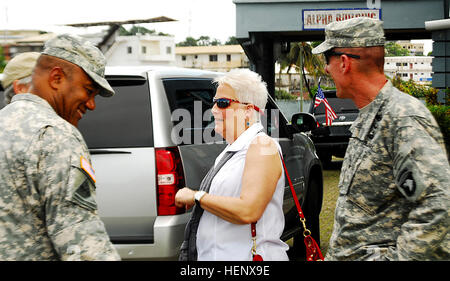 Il Mag. Gen Darryl A. Williams, ex comandante del Comando interforze - Funzionamento Regno di assistenza e il Mag. Gen. Gary J.Volesky, comandante generale della 101ª Divisione aviotrasportata e la corrente il comandante del Comando interforze - Funzionamento Regno Assistenza, salutare Deborah Malac, ambasciatore degli Stati Uniti in Liberia, su Barclay Training Centre di Monrovia, Liberia. Il trio ha aderito il presidente della Liberia per il suo viaggio a Foya, Liberia. Gli Stati Uniti Agenzia per lo Sviluppo Internazionale (USAID) è alla guida del governo degli Stati Uniti per organizzazione funzionamento Regno di assistenza. Stati Uniti Africa il comando supportato lo sforzo da pro Foto Stock