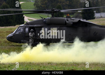 L'equipaggio di volo di un UH-60 Black Hawk si prepara per il trasporto di un team internazionale di soldati durante la International Special Training Center Advanced Medical First Responder corso che è stato condotto dal CIST ramo medico da ott. 21, 2014 attraverso ott. 23, 2014 in Pfullendorf, Germania. La multinazionale di studenti provenienti da Stati Uniti, Svezia, Norvegia, Italia e Paesi Bassi ricevere la formazione per migliorare le loro competenze mediche per il supporto di soldati della NATO, i marinai e gli avieri e trattare e stabilizzare la lotta contro vittime di traumi utilizzando SOF-oriented procedure mediche e delle competenze. (U.S. Esercito foto di Vis Foto Stock