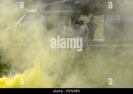 L'equipaggio di volo di un UH-60 Black Hawk si prepara per il trasporto di un team internazionale di soldati durante la International Special Training Center Advanced Medical First Responder corso che è stato condotto dal CIST ramo medico da ott. 21, 2014 attraverso ott. 23, 2014 in Pfullendorf, Germania. La multinazionale di studenti provenienti da Stati Uniti, Svezia, Norvegia, Italia e Paesi Bassi ricevere la formazione per migliorare le loro competenze mediche per il supporto di soldati della NATO, i marinai e gli avieri e trattare e stabilizzare la lotta contro vittime di traumi utilizzando SOF-oriented procedure mediche e delle competenze. (U.S. Foto dell'esercito da VISU Foto Stock