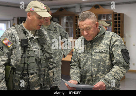 Lt. Col. Sean Fisher, sinistra, il Grizzly Team ufficiale responsabile di mutandine Il Mag. Gen. Michael bollette, diritto, comandante della prima divisione di cavalleria parla con i comandanti di battaglione al Hohenfels Area Formazione, Germania, 28 ott durante il combinato di risolvere III (U.S. Foto dell'esercito da Capt. John Farmer, 1° BCT, 1 CD per Affari pubblici). Pegasus 6 visita in Germania 141028-A-SJ786-067 Foto Stock