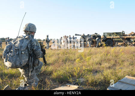 Spc. Christopher Espinoza, un cannone membro dell'equipaggio assegnati a batteria alfa, 2° Battaglione, 319Airborne campo reggimento di artiglieria, ottantaduesima Airborne Division, orologi come i paracadutisti preparare un M119A3 obice dopo essere stato catapultato durante il battaglione live fire esercitare sulla Fort Bragg, N.C., nov. 3, 2014. (Ottantaduesima Airborne Division foto di Sgt. Eliverto V. Larios) Fire missione! 141103-A-ZK259-171 Foto Stock