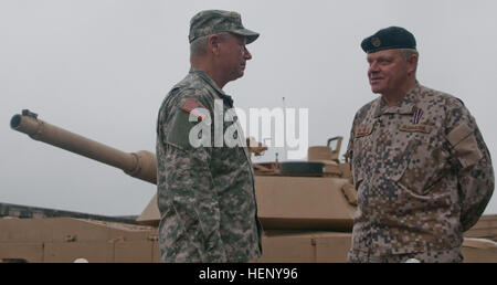 Il lettone Capo della difesa, Lt. Gen. Raimonds Graube (destra) grazie U.S. Il capo della Guardia Nazionale Ufficio di Presidenza e membro del Comune di capi di Stato Maggiore, Gen. Frank J. erba, per il supporto degli Stati Uniti nel funzionamento Atlantic risolvere al momento Adazi Area Formazione, Lettonia, nov. 7, 2014. Queste attività fanno parte della US Army Europe-Funzionamento led Atlantic risolvere forze terrestri formazione assicurazione luogo in tutta l'Estonia, la Lettonia, la Lituania e la Polonia per migliorare l'interoperabilità multinazionale, di rafforzare i rapporti tra le forze armate alleate, contribuire alla stabilità regionale e di dare una dimostrazione di impegno degli USA per la NATO. (Usa il braccio Foto Stock