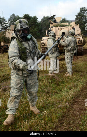 Stati Uniti I soldati del primo battaglione, ottantaduesima campo reggimento di artiglieria, 1° Brigata Team di combattimento, 1° Divisione di cavalleria pulire la canna di un155 mm obice mentre indossa la missione orientata di protezione ingranaggio di postura durante l esercizio fisico combinato risolvere III presso la multinazionale comune disponibilità centro in Hohenfels, Germania, nov. 8, 2014. Risolvere combinato III è una multinazionale di esercizio, che include oltre 4.000 partecipanti provenienti da la NATO e i paesi partner, ed è progettata per fornire un complesso scenario di addestramento che si concentra sulle multinazionali terra unificata operazioni e rafforza l'impegno degli Stati Uniti per la NATO e per Foto Stock