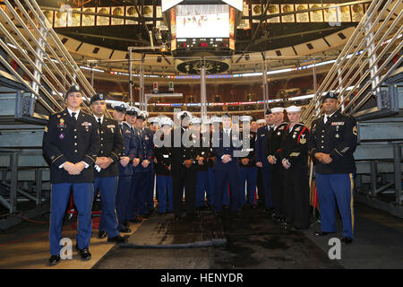 Chicago servizio basato su elementi di pausa per una foto prima di Chicago Blackhawks vs. Tampa Bay Lightning veterani giorno gioco presso la United Center in downtown Chicago, nov. 11. La riserva di esercito di soldati, dall'ottantacinquesimo supportano il comando, presentato i colori sul ghiaccio mentre Jim Cornelison, Chicago Blackhawks cantante, cantato l inno nazionale; contemporaneamente, 23 service-membri di ciascun ramo di servizio spiegata una bandiera americana, attraverso il ghiaccio, nella parte anteriore del ruggente 21,345 spettatori. (U.S. Esercito foto di Sgt. 1. Classe Anthony L. Taylor/RILASCIATO) Chicago basato su elementi di servizio sono onorato a Chicago B Foto Stock